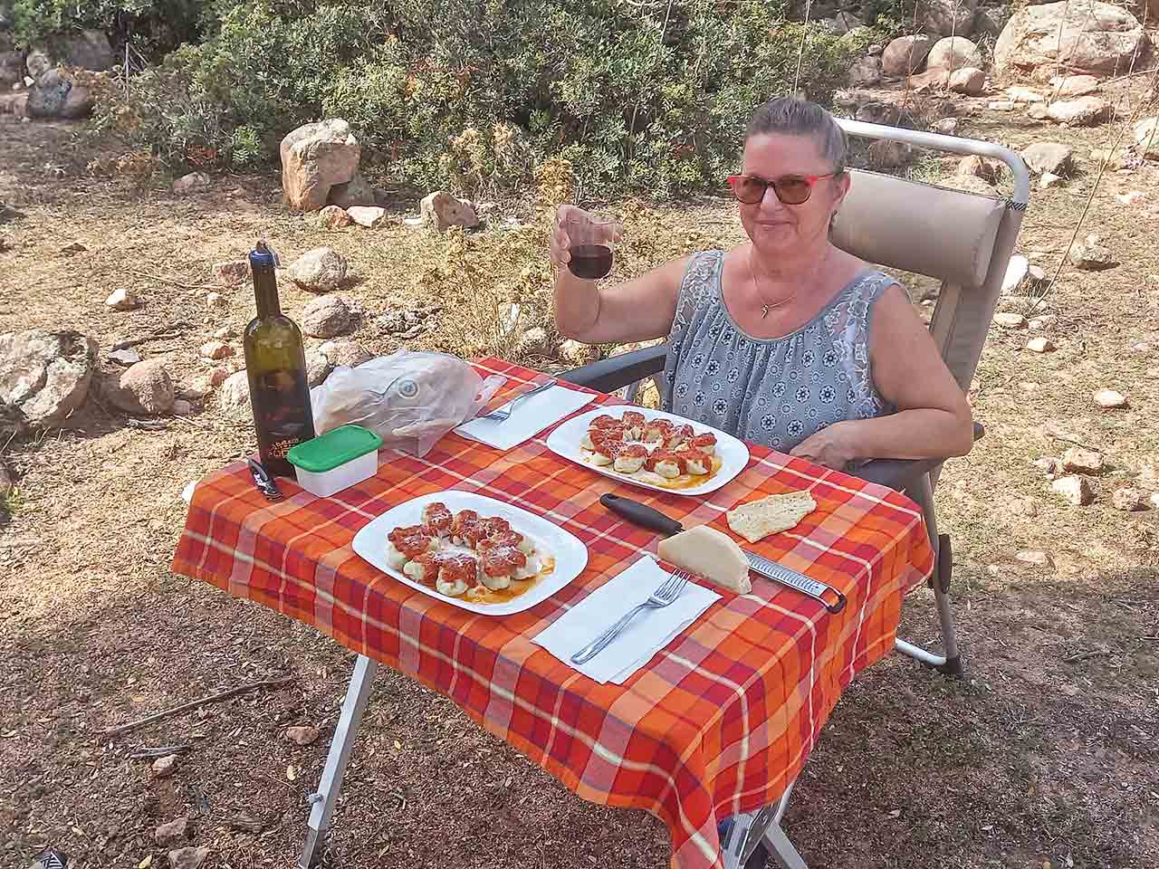 Camper in Viaggio con Manuela e Valerio: la protagonista a tavola in campeggio