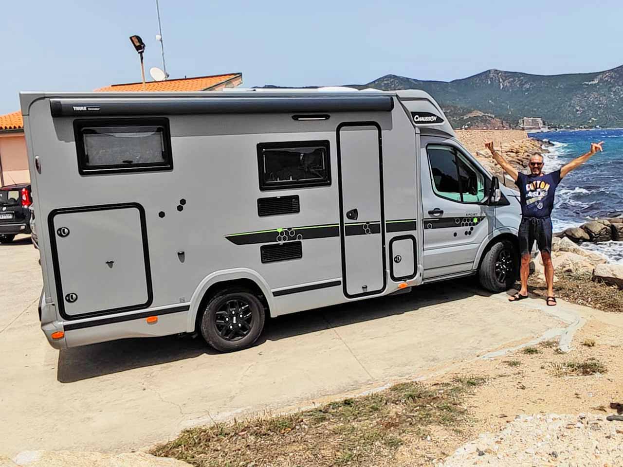 Camper in Viaggio con Manuela e Valerio: uno dei due membri dellequipaggio accanto al veicolo