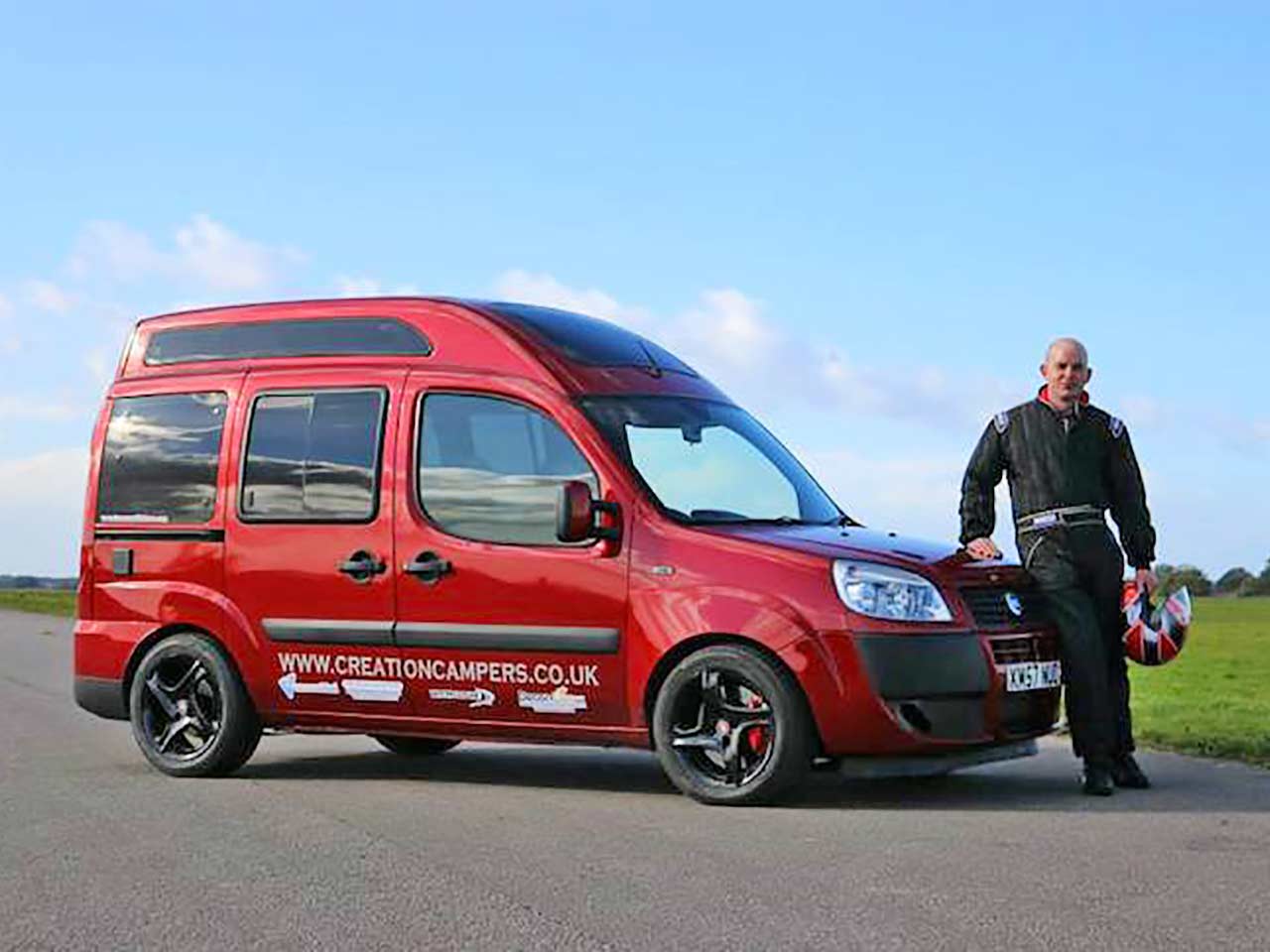 Simon Robins e il veicolo con il quale ha segnato il record di camper più veloce del mondo.