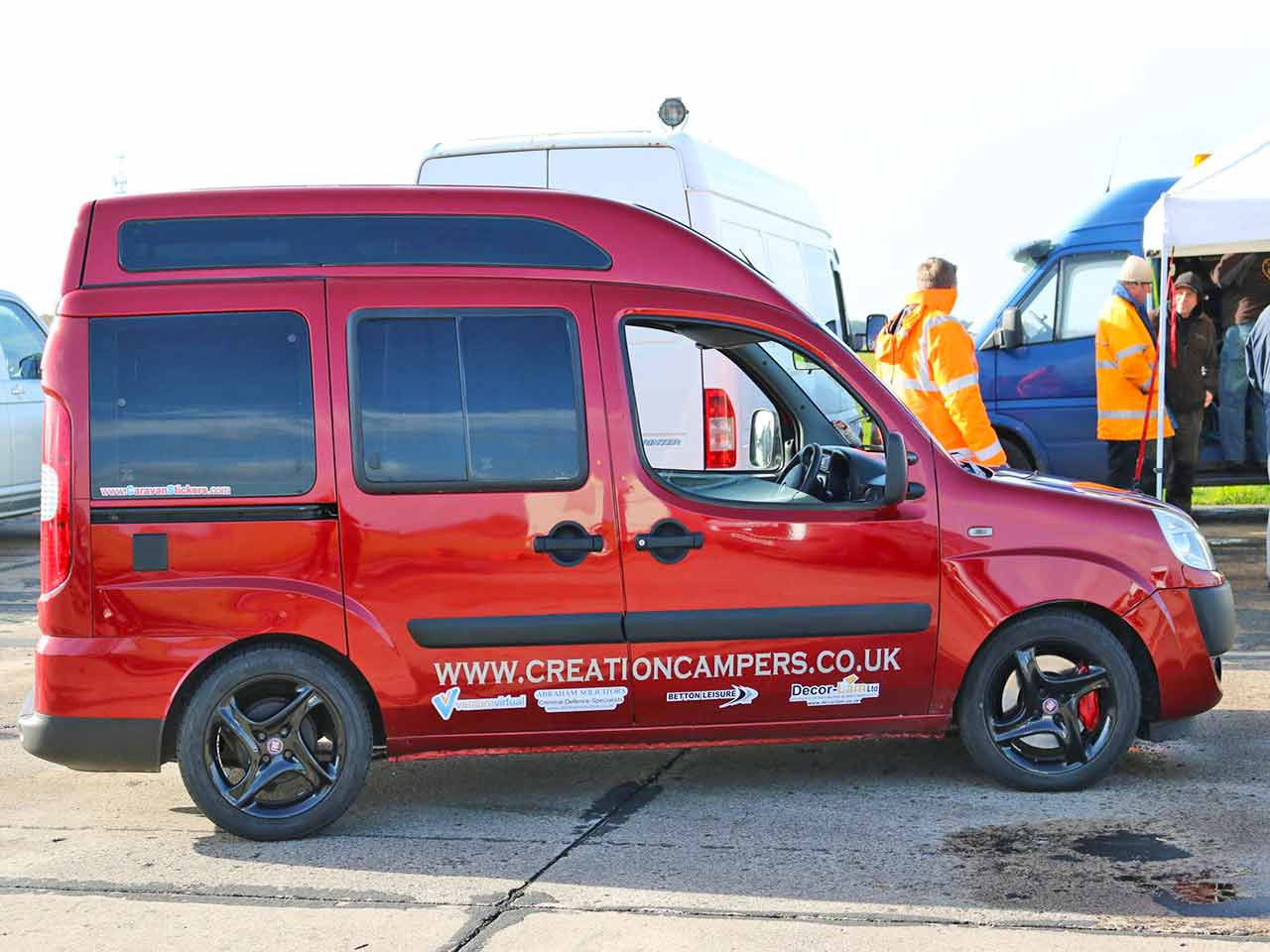 Fiancata destra del camper più veloce del mondo: un Fiat Doblò del 2007 allestito da Creation Campers.