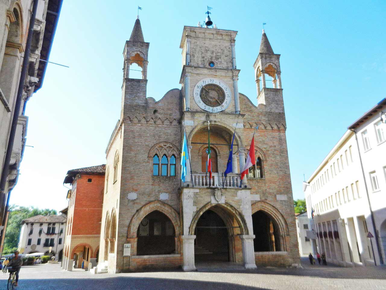Friuli in camper a Pordenone e dintorni: Palazzo del Comune a Pordenone.