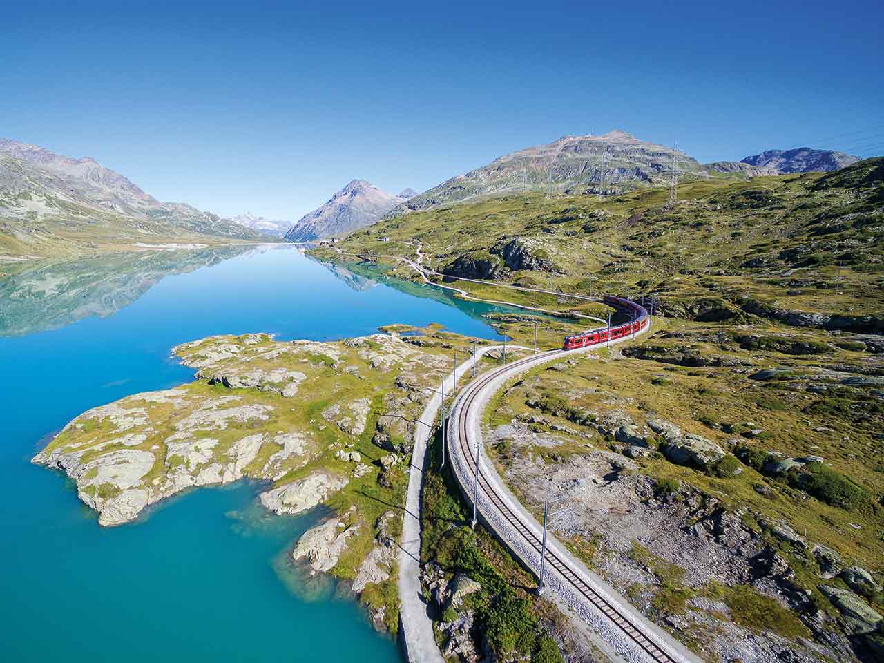 Il Trenino Rosso del Bernina costeggia uno dei laghi presenti sul suo percorso - Sconto sul Trenino Rosso.