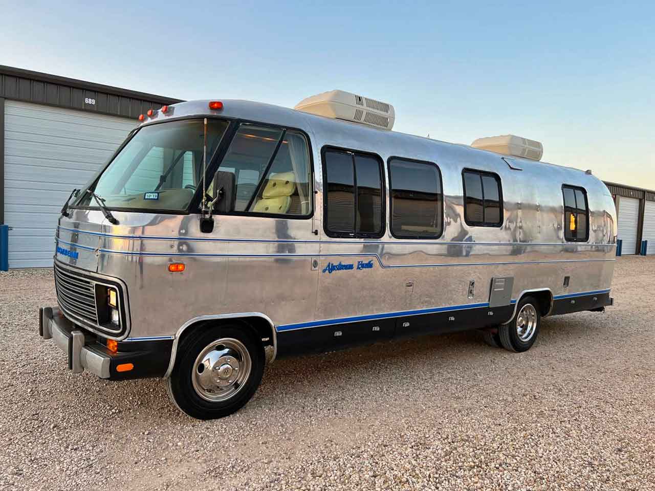 Fiancata sinistra di Airstream Excella Motorhome.