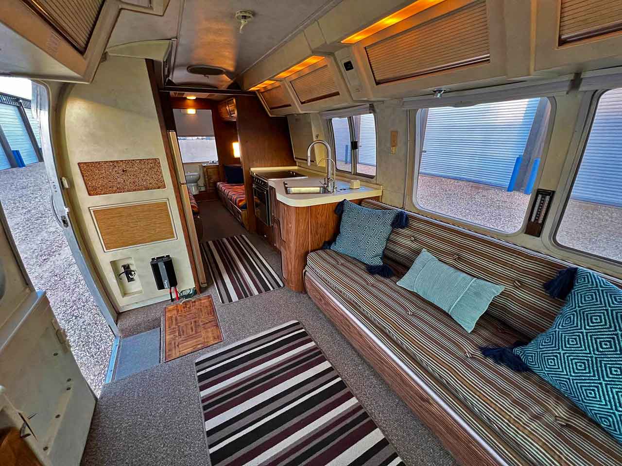 Gli interni di Airstream Excella Motorhome.
