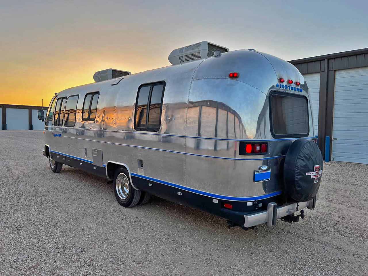 La parte posteriore di Airstream Excella motorhome, simile a una caravan.