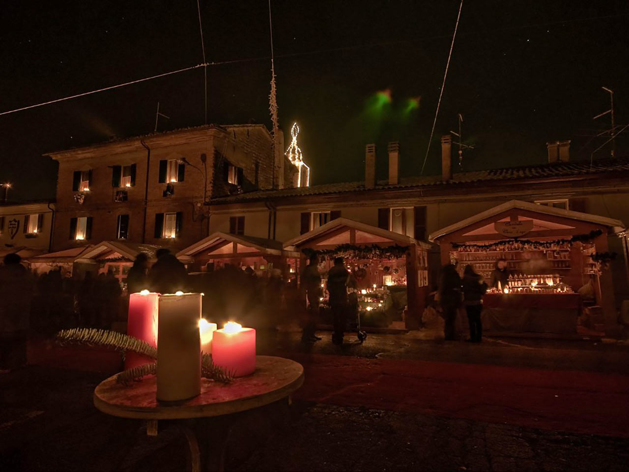 Le baite del mercatino delle luminarie di cera - Candele a Candelara con lo sconto del Club.