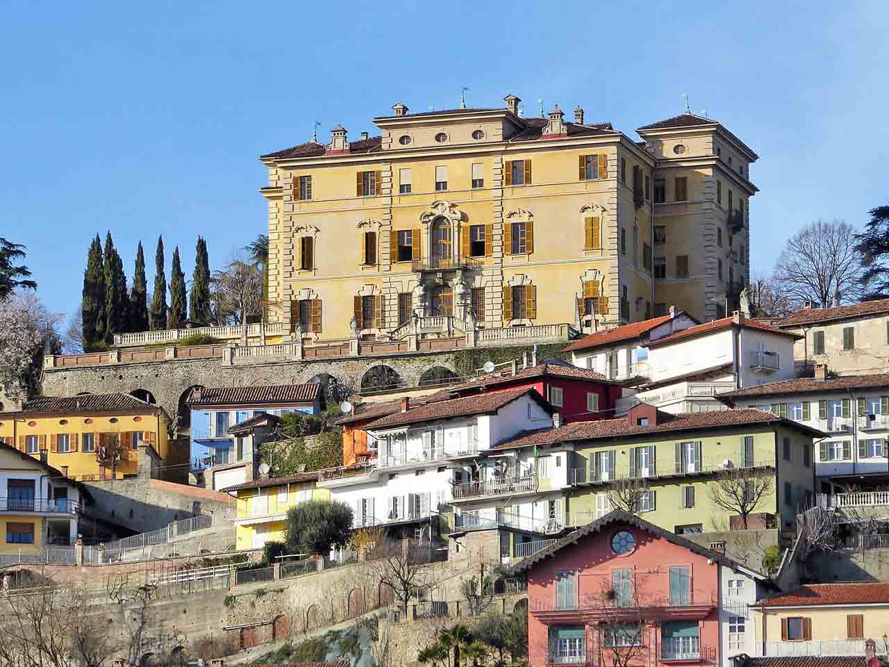 Uno scorcio di Canelli, con il Castello Gancia in primo piano - Weekend nel Monferrato in camper.