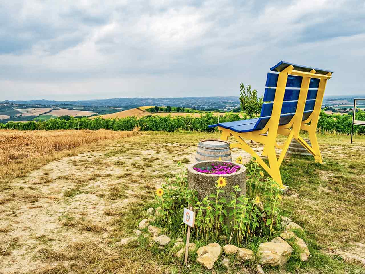 Una delle Big Bench, le panchine giganti diffuse in Langhe, Roero e Monferrato.
