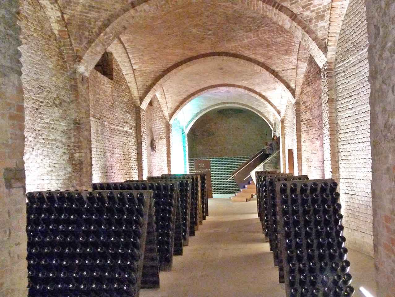 Una delle Cattedrali Sotterranee, le grandi cantine dello spumante a Canelli - Weekend nel Monferrato in camper.