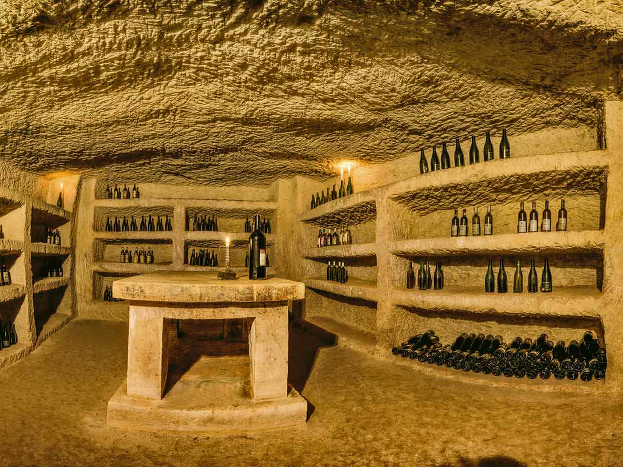 Un classico Infernot, una cantina scavata nella Pietra da Cantoni - Weekend nel Monferrato in camper.