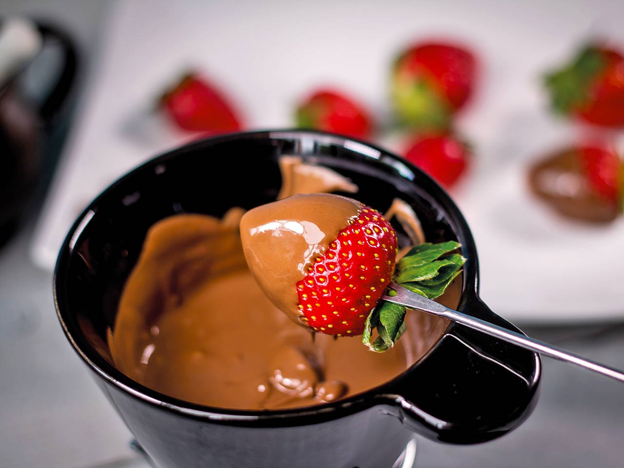 Fondue di cioccolato fondente con fragole- Il cioccolato fa bene.