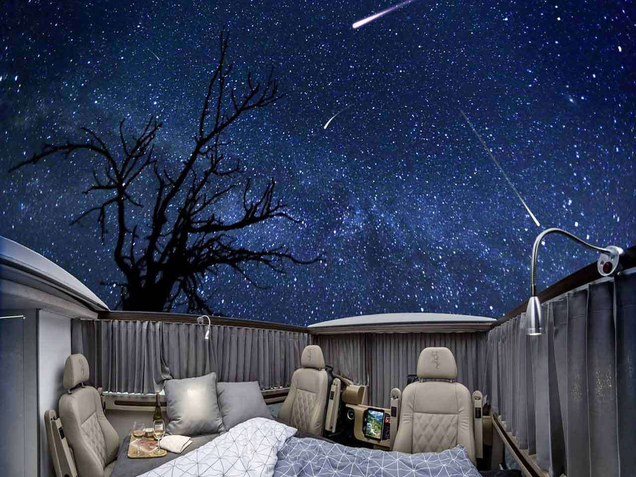 La cabina di guida di Skydancer Apero adattata a camera da letto sotto le stelle.