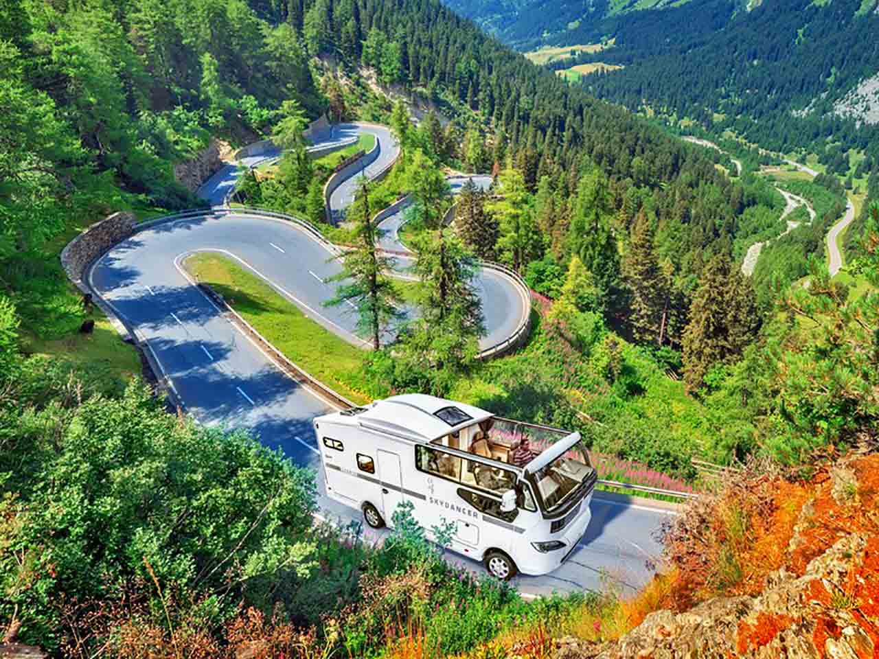 Lo Skydancer Apero, il primo camper cabriolet, in viaggio su strada.
