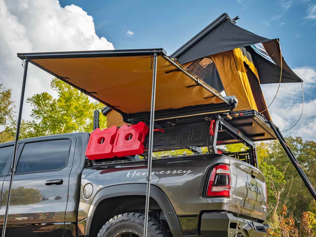Il tendalino e la tenda da tetto del camper Hennessey Mammoth 1000 TRX.
