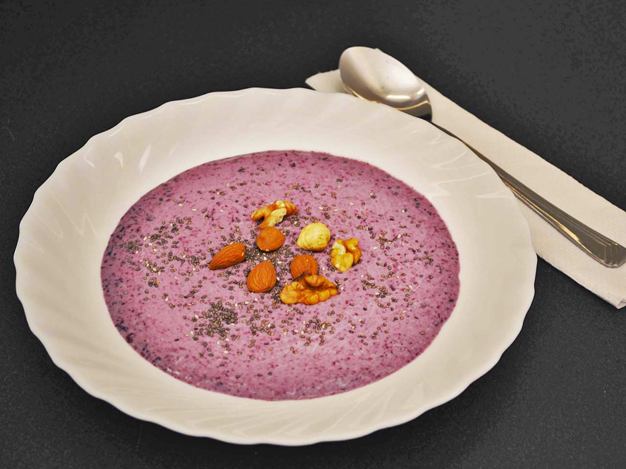 I semi di chia, soprattutto se sciolti in un liquido o una zuppa, aiutano a mangiare meno.