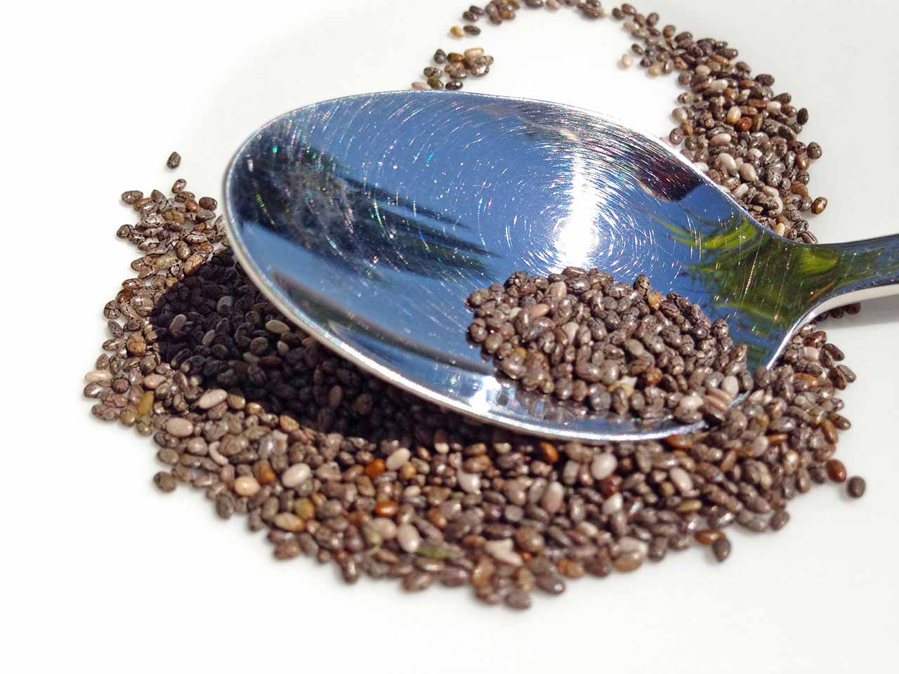 Piccoli ma potenti, i semi di chia sono un minuscolo superfood, in quanto ricchi di nutrienti che fanno bene.