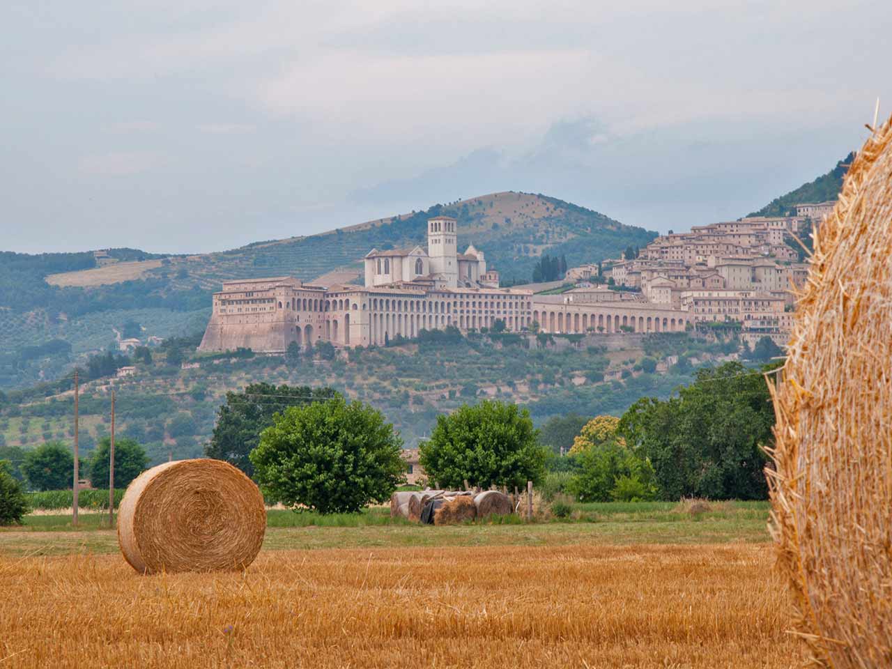 Panorama di Assisi, che insieme ad altre città dell'Umbria ospita il 44° EURO CC.