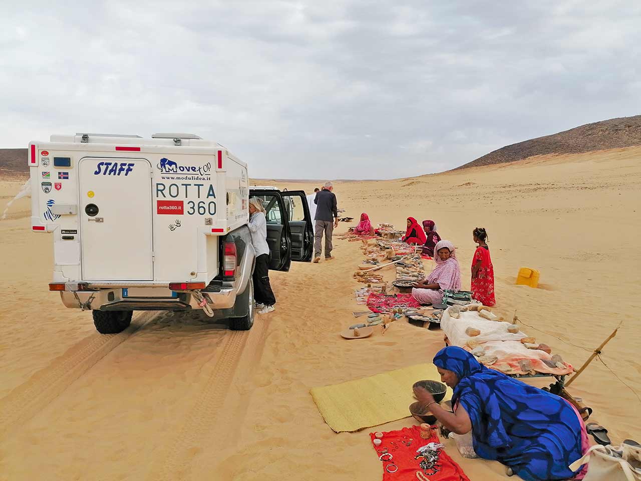 Un mercatino improvvisato dalle donne nomadi a Guelb El Richat, l'Occhio del Sahara