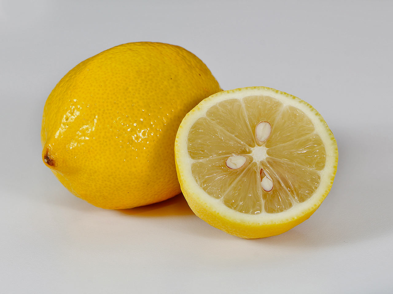 Il limone è uno degli alimenti che attiva i recettori del gusto acido o aspro - Gusto, un semaforo in bocca.