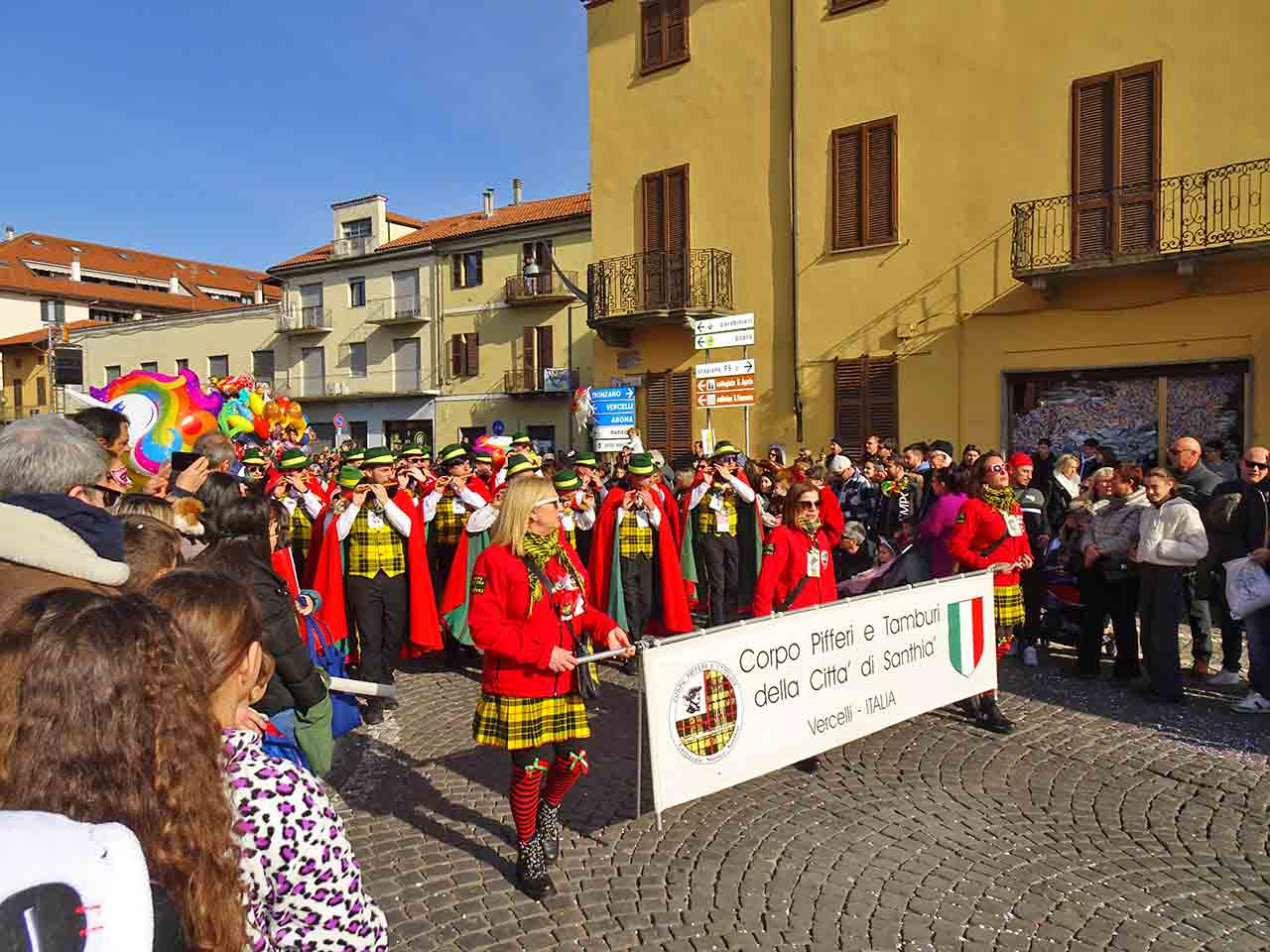 Al Carnevale di Santhià con la Guida: il gruppo Pifferi e Tamburi apre il corteo.
