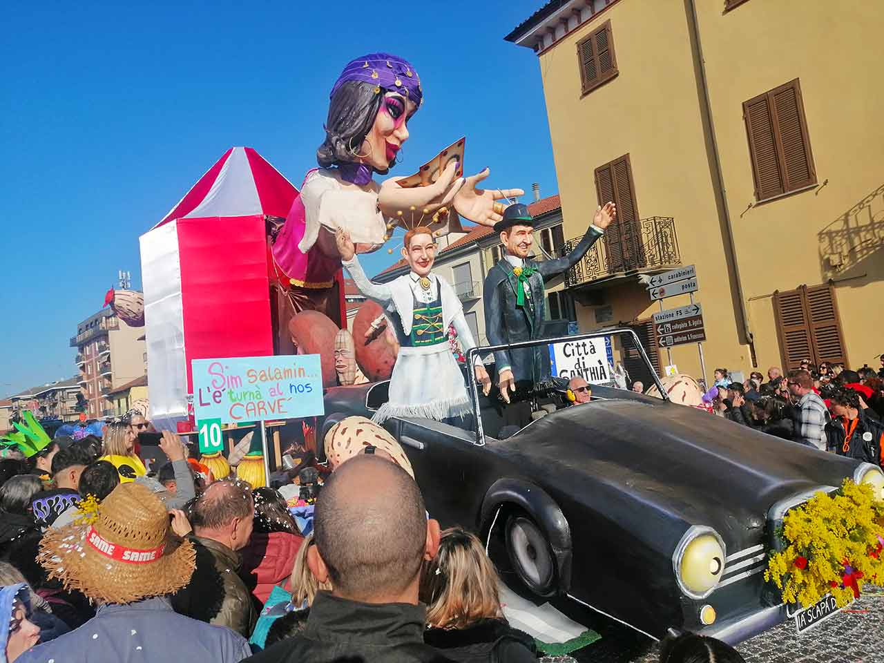 Al Carnevale di Santhià con la Guida: un carro allegorico che prappresenta le maschere tradizionali di Stevulin e Majutin