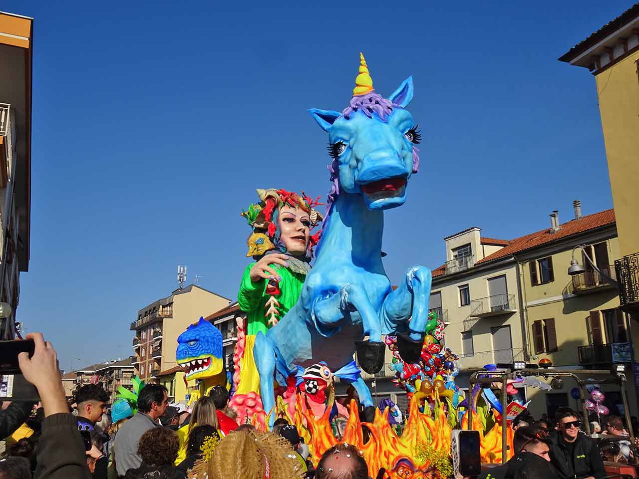 Al Carnevale di Santhià con la Guida: il carro vincitore della categoria 2.