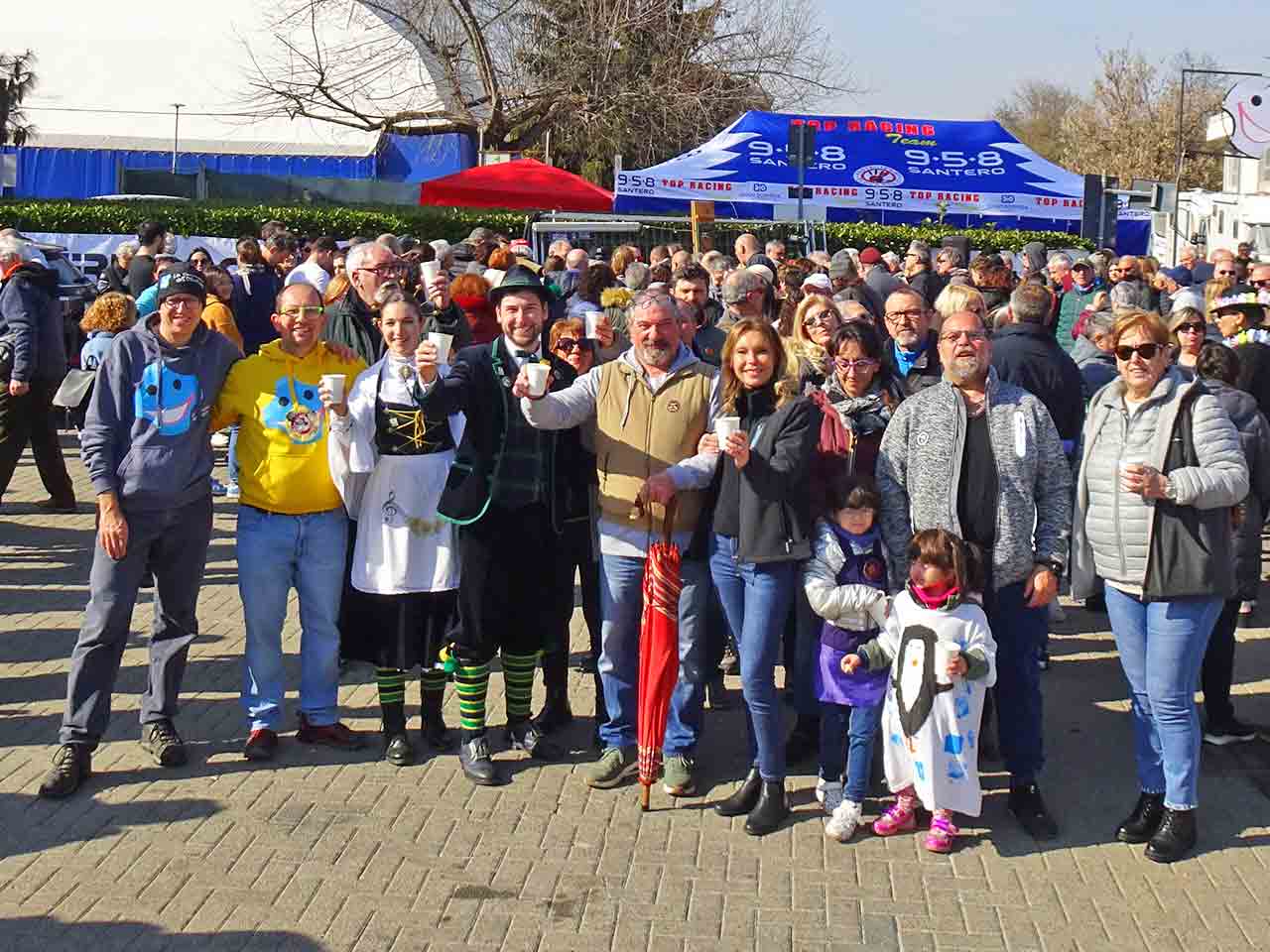 Al Carnevale di Santhià con la Guida: una foto ricordo con le maschere di Stevulin e Majutin e la direzione.