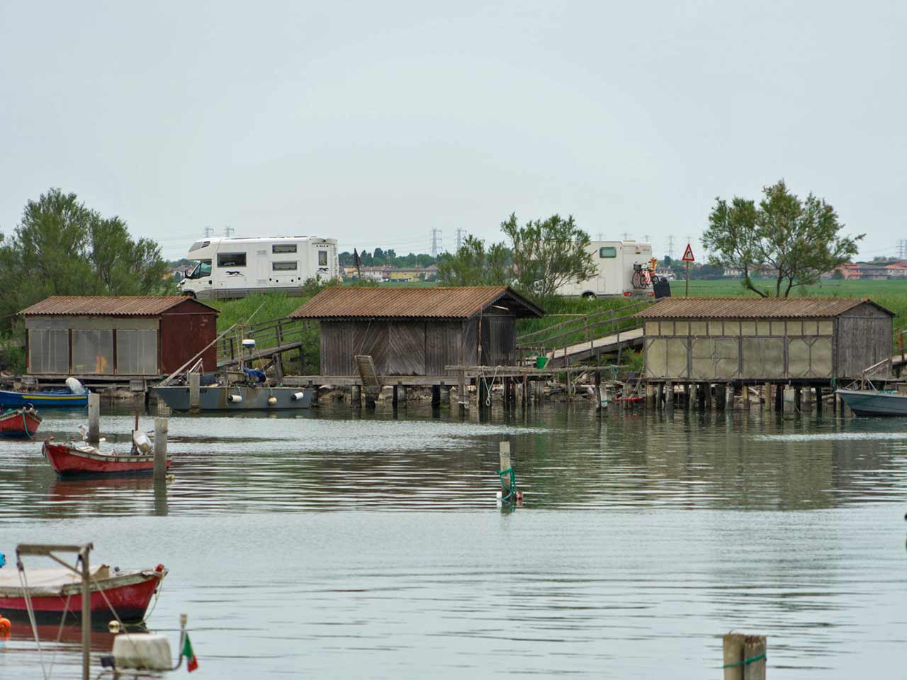 Alcuni dei veicoli partecipanti al Raduno in camper, caravan e bici del Club Polesano nella Sacca degli Scardovari, sul delta del Po.