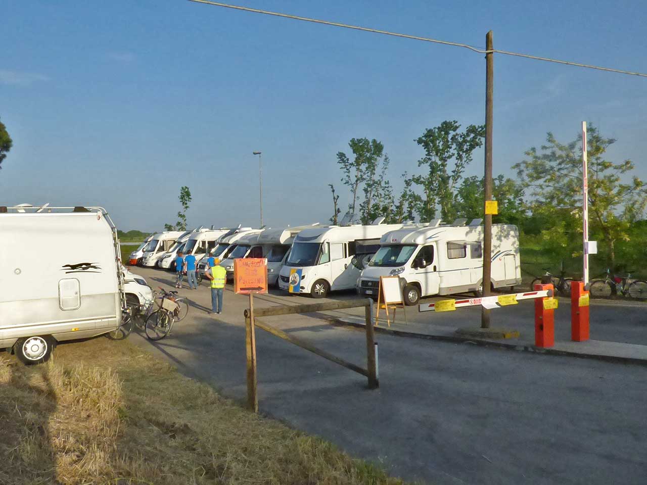 I camper partecipanti al Raduno del Club Polesano in sosta nellarea attrezzata.