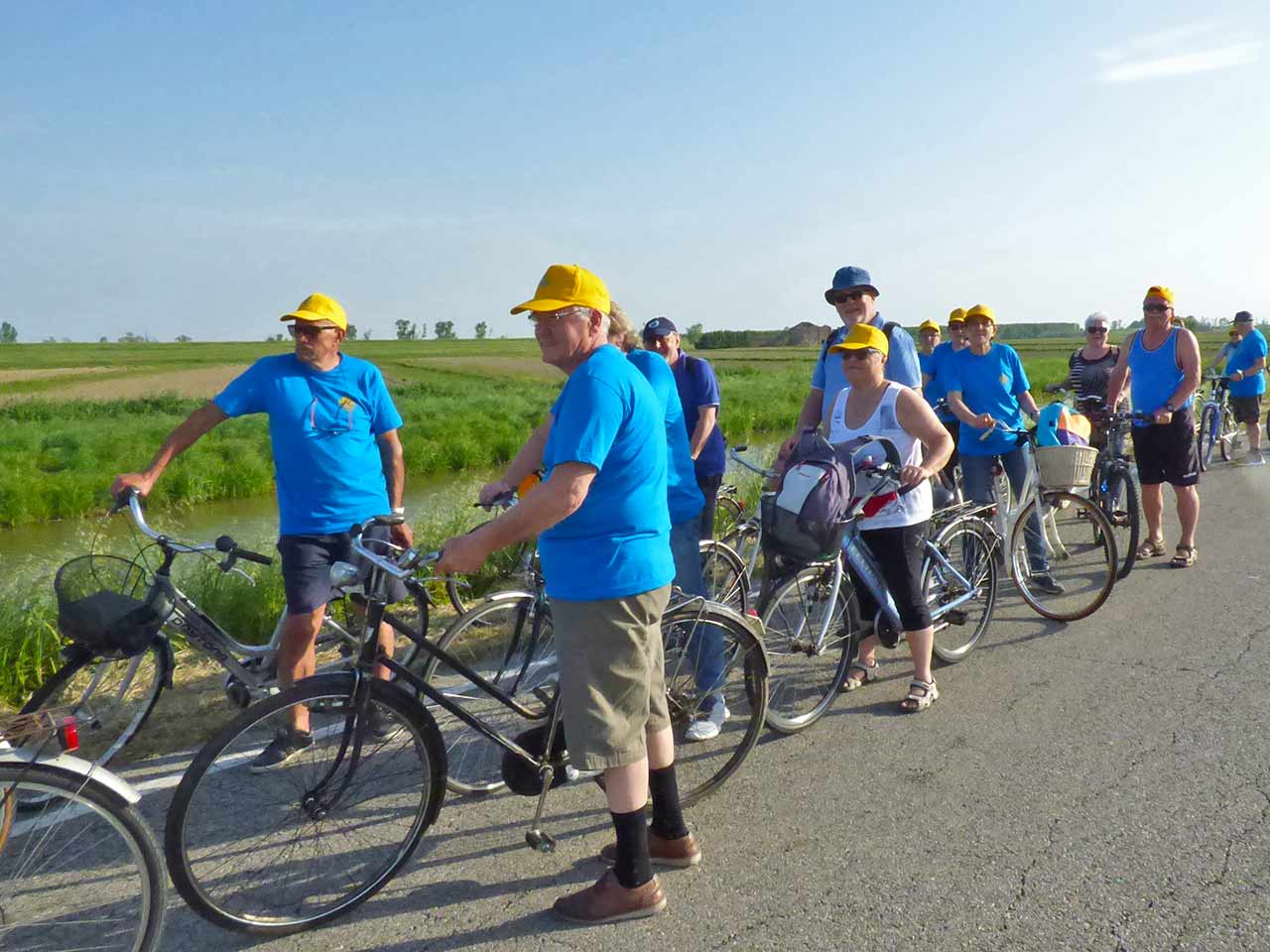 I ciclisti che partecipano in camper, caravan e bici al Raduno del Club Polesano.