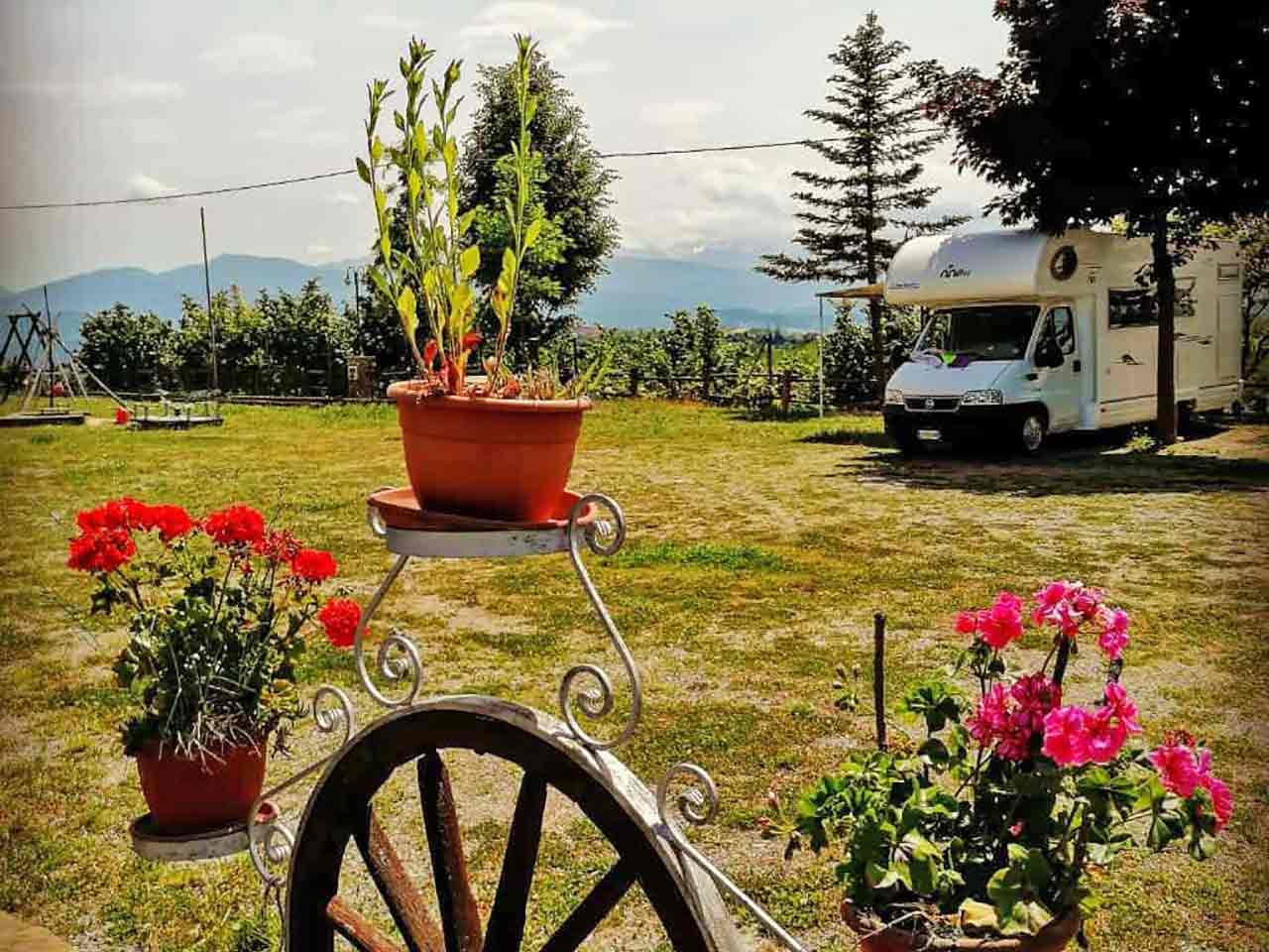 Un camper in sosta nellagricampeggio di Cascina Zanot