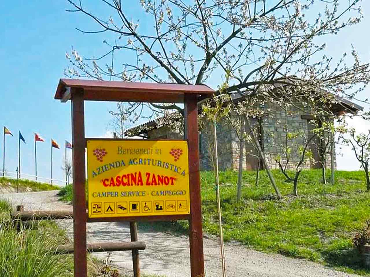 Lingresso di Cascina Zanot a Clavesana (CN), azienda agricola con agricampeggio per camper, caravan e tende.