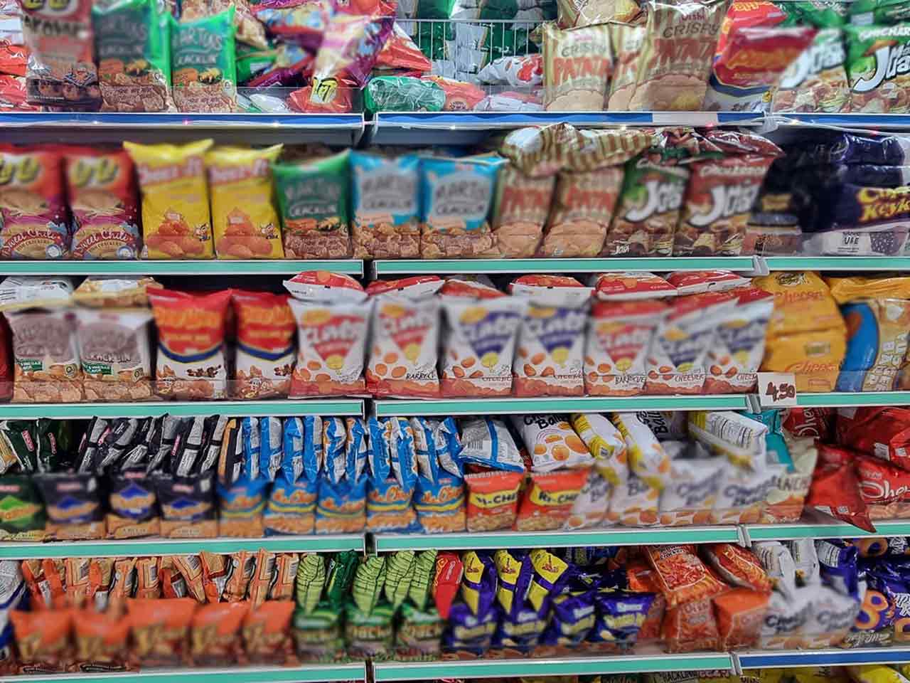 I cibi industriali in bella mostra al supermercato