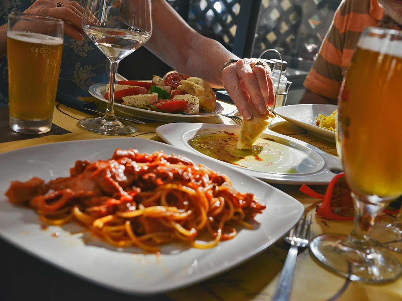 Mangiare abbondantemente dopo il crepuscolo è un nemico del sonno e non aiuta a dormire bene