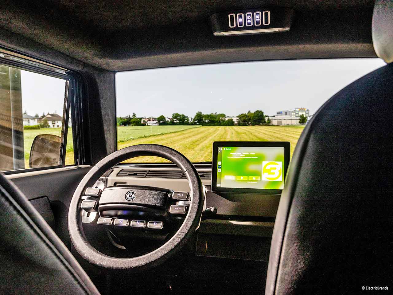 La cabina di guida dellElectricBrands XBUS, il camper che si può guidare già a 16 anni