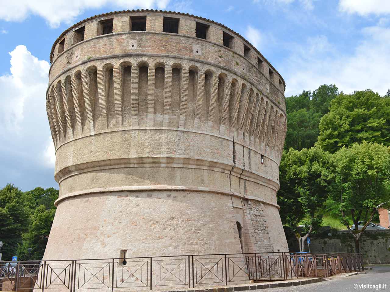 Weekend in camper nelle Marche: il Torrione Martiniano di Cagli