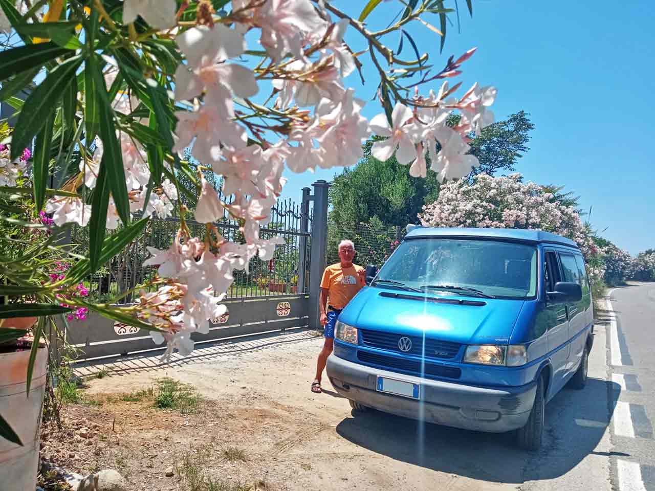 Giulio e Patrizia su Rai1 a Camper in Viaggio: Giulio accanto al van