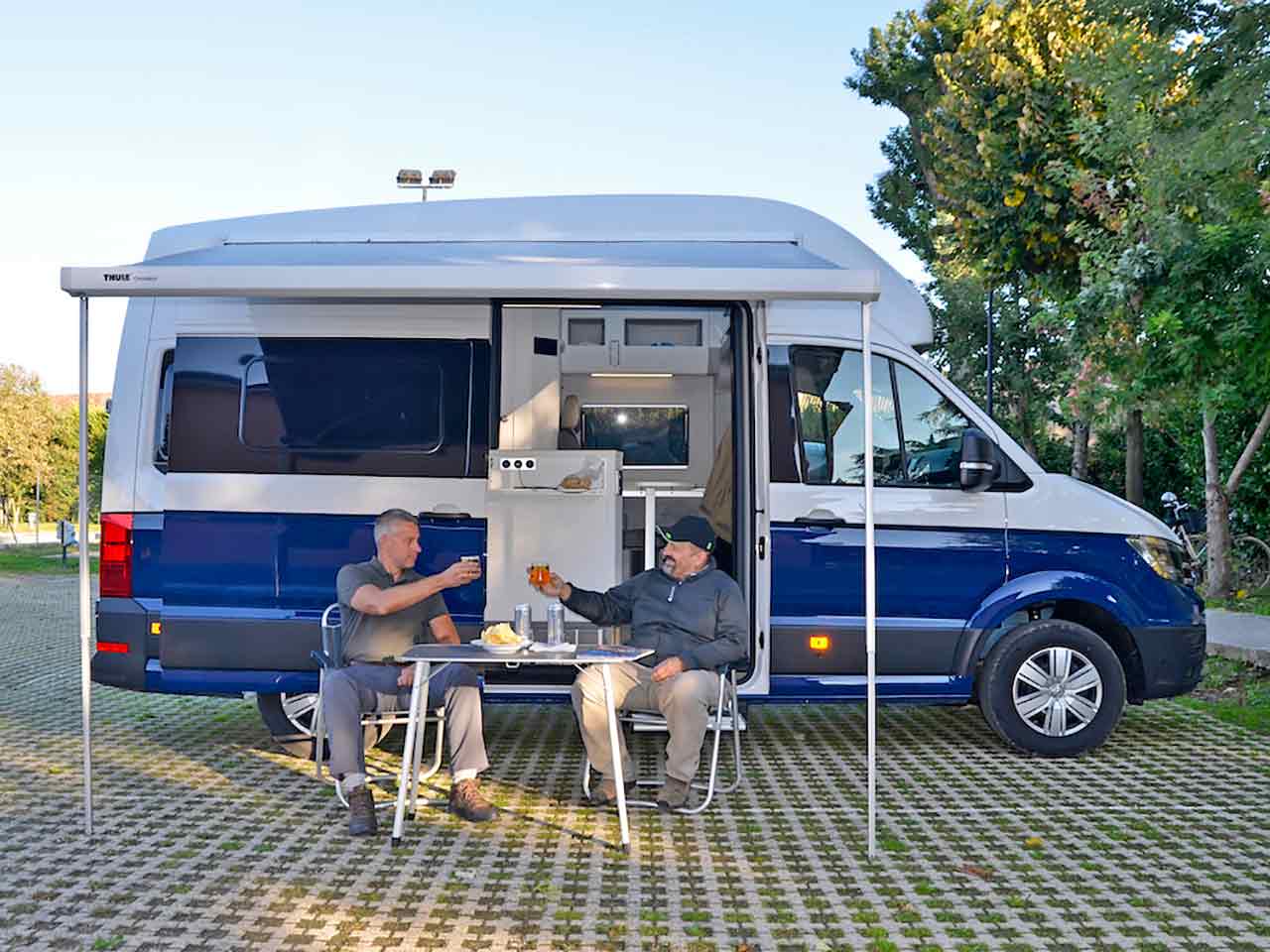 Marco e Giovanni su Rai1 per Camper in Viaggio: un brindisi alla fine di un test drive