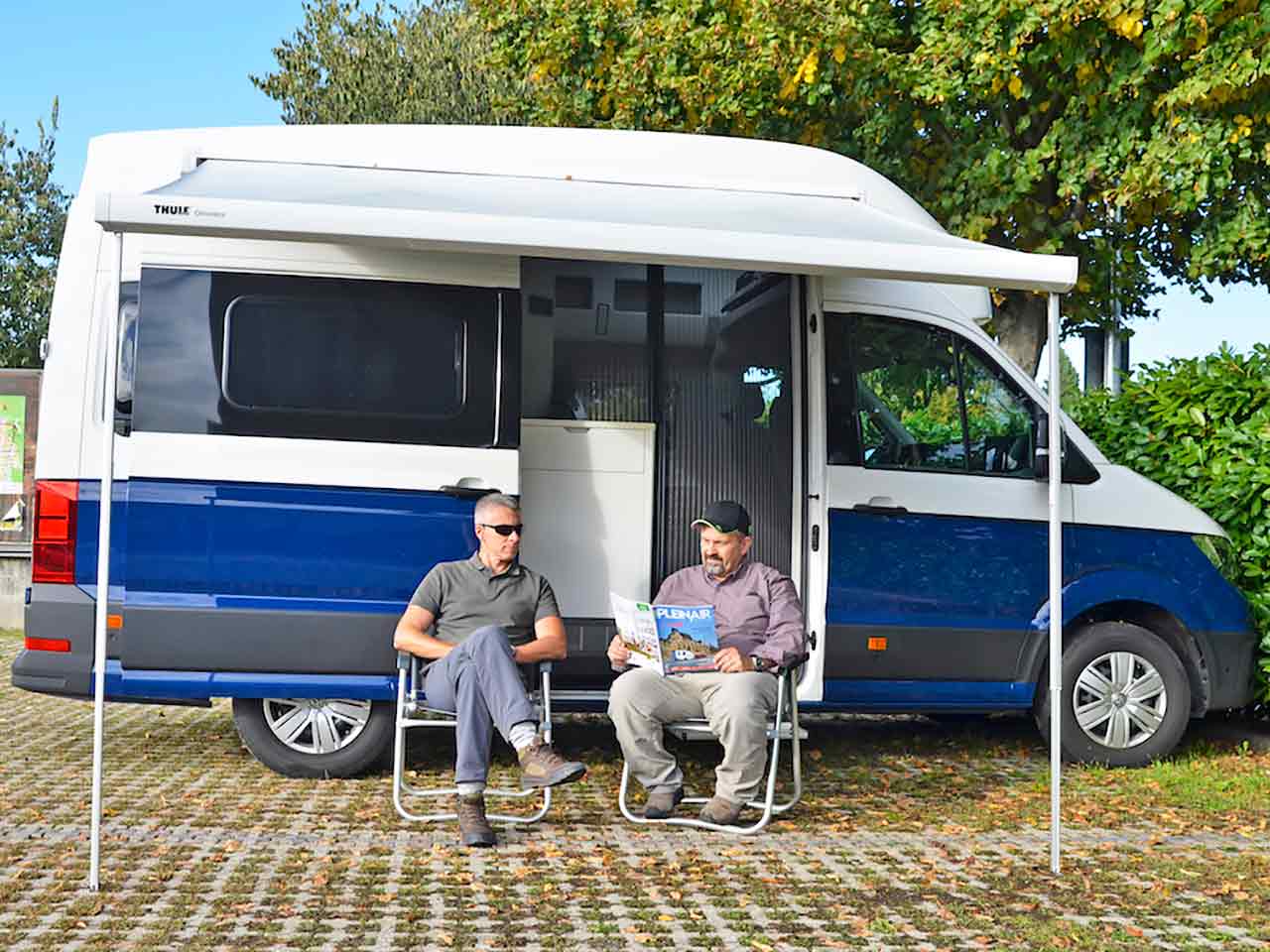 Marco e Giovanni su Rai1 per Camper in Viaggio: i protagonisti leggono PleinAir durante un test drive