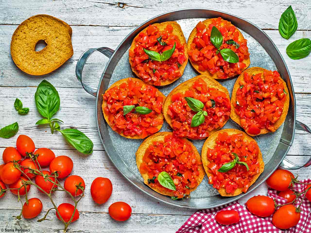 Piatti tipici pugliesi da non perdere: friselle e pomodori