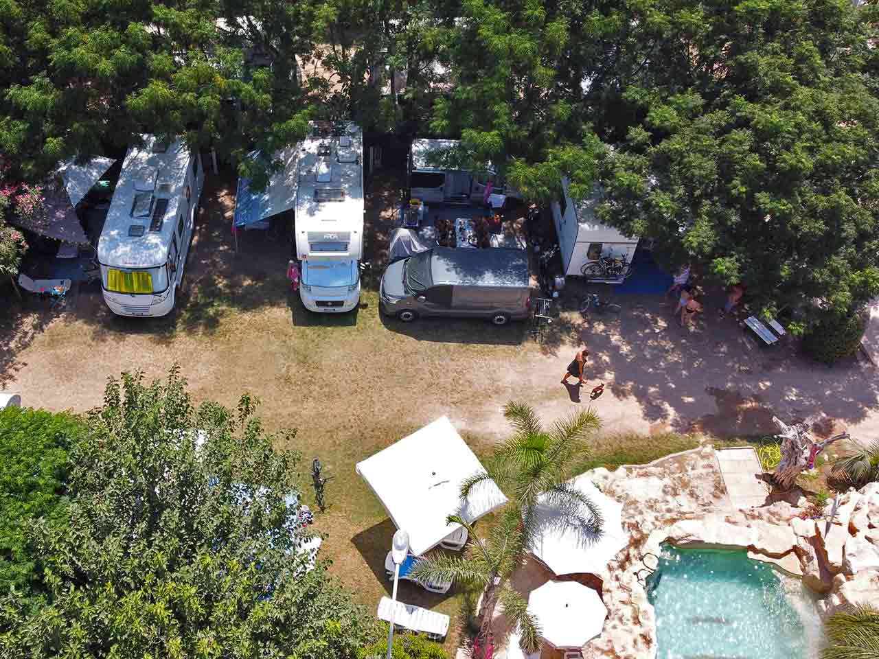 Camping Flintstones Park a Scicli: piscina e piazzole viste dal drone