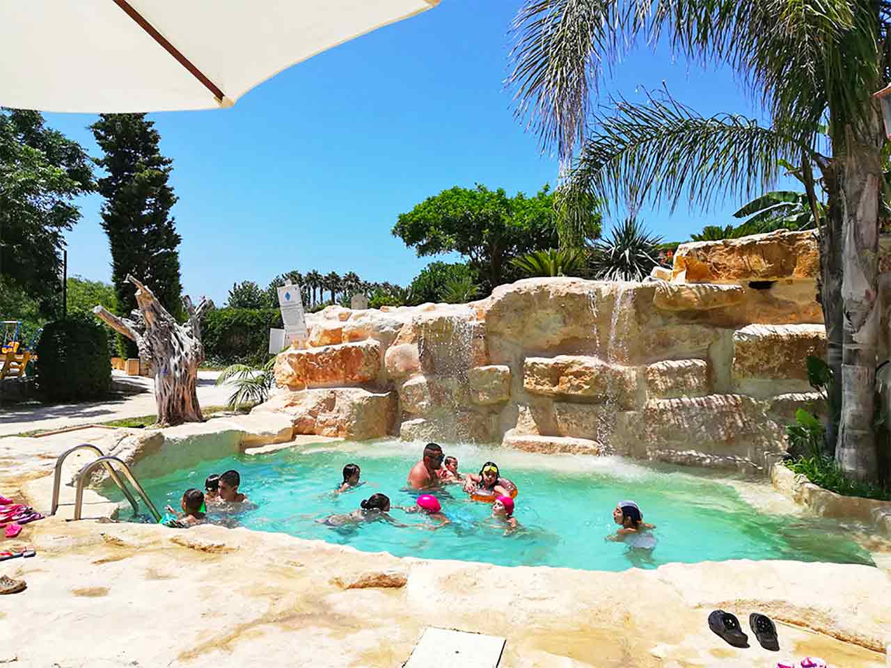 Camping Flintstones Park a Scicli: la piscina in pietra