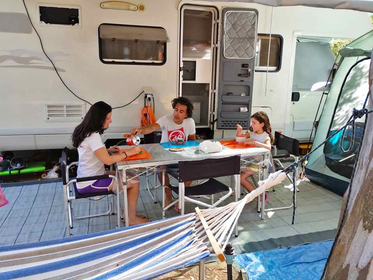 Angela, Giuseppe e mia sua Rai1: colazione in campeggio