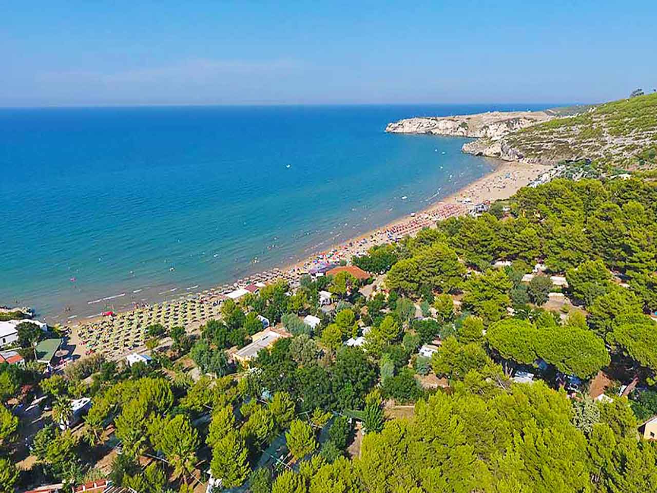 Vacanze al mare in camper al camping Baia San Nicola: foto aerea del campeggio