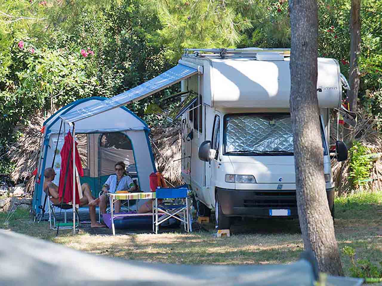 Vacanze al mare in camper al camping Baia San Nicola: le piazzole del campeggio