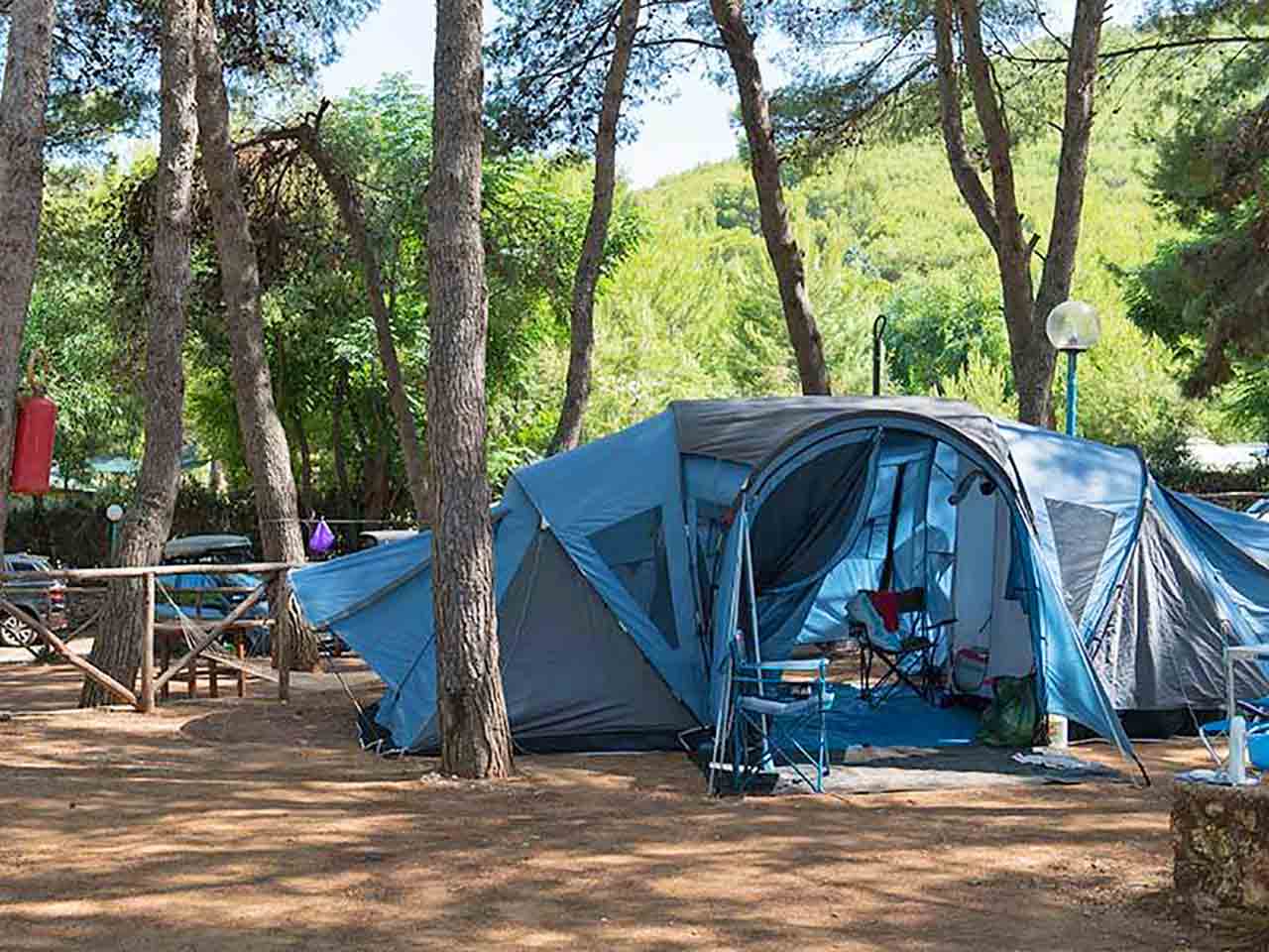 Vacanze al mare in camper al camping Baia San Nicola: tende nelle piazzole