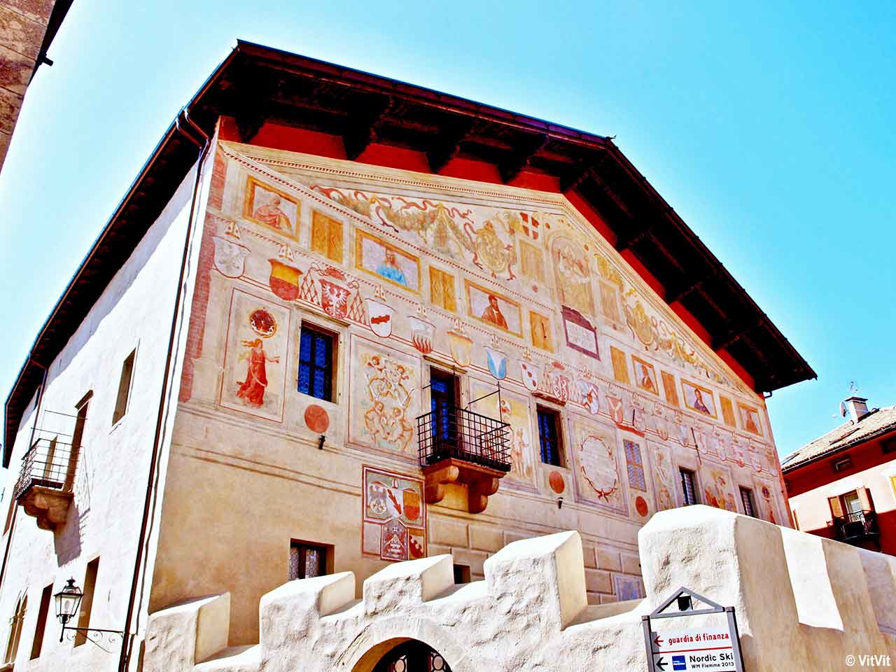 Trentino in camper. Le valli di Fiemme e Fassa - Il Palazzo della Magnifica Comunità a Cavalese