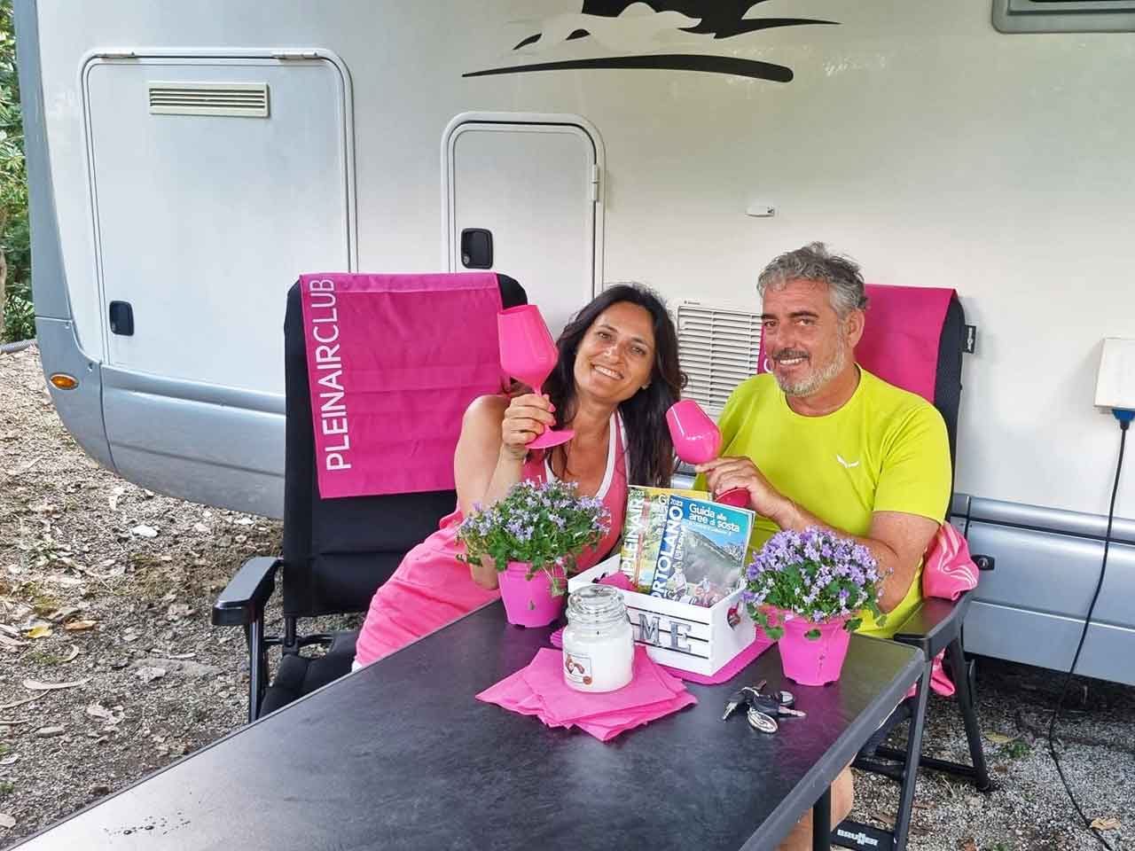 Rosanna e Luca su Rai1 per Camper in Viaggio: un brindisi tra i protagonisti della trasmissione