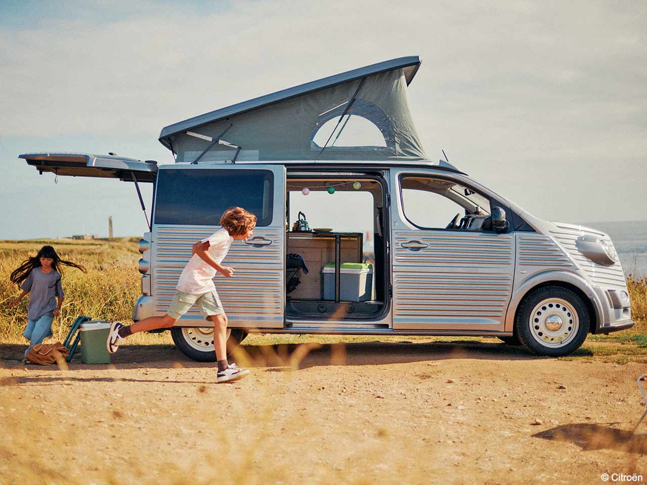 Citroën Type Holidays: il concept con il tetto a soffietto alzato e le porte scorrevoli aperte