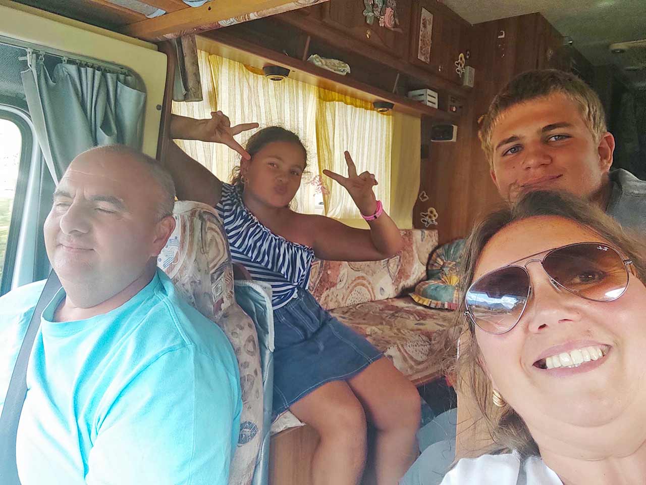 Elisabetta e Michelangelo su Rai1 a Camper in Viaggio: l'equipaggio all'interno del camper